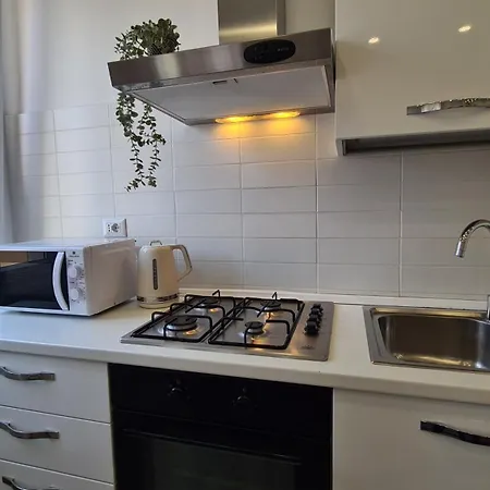 Loverhome 8 E 14 * רומא